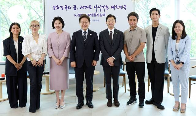 이재명 대통령과 김혜경 여사가 30일 서울 용산 대통령실 파인그라스에서 열린 문화예술계 수상자 간담회를 마치며 참석자와 기념촬영을 하고 있다. 왼쪽부터 칸국제영화제 학생부문(라 시네프) 1등상을 수상한 허가영 영화감독, 프랑스 문화예술공로훈장‘코망되르’를 수훈한 조수미 성악가, 김 여사, 이 대통령, 토니상 6관왕을 석권한 뮤지컬 ‘어쩌면 해피엔딩’ 박천휴 작가, 넷플릭스 드라마 ‘폭싹 속았수다’를 연출한 김원석 감독, ‘로잔발레 콩쿠르’에서 우승한 박윤재 발레리노, 강유정 대통령실 대변인. 대통령실통신사진기자단=연합뉴스.