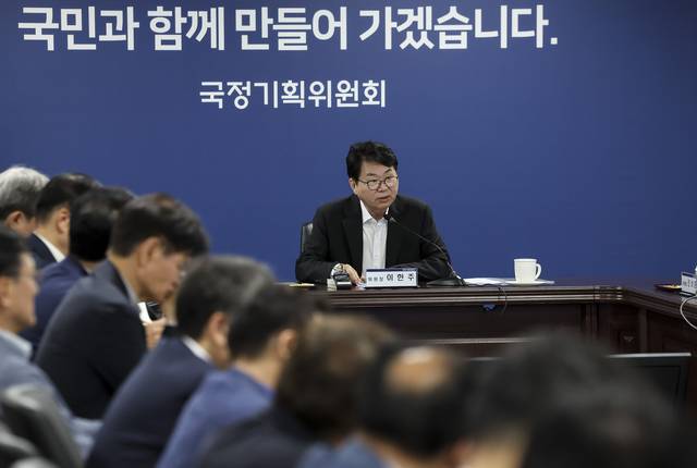 발언하는 이한주 국정기획위원장 대통령직속 국정기획위원회 이한주 위원장이 30일 서울 종로구 정부서울청사 창성동별관에서 열린 국정기획위 제3차 전체회의에서 발언하고 있다.<공동취재·연합뉴스>
