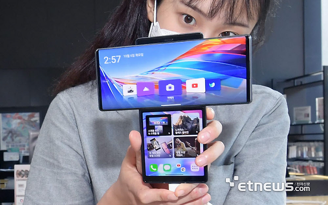 서울 종로구 광화문 KT스퀘어에서 고객이 LG 윙을 체험하고 있다.