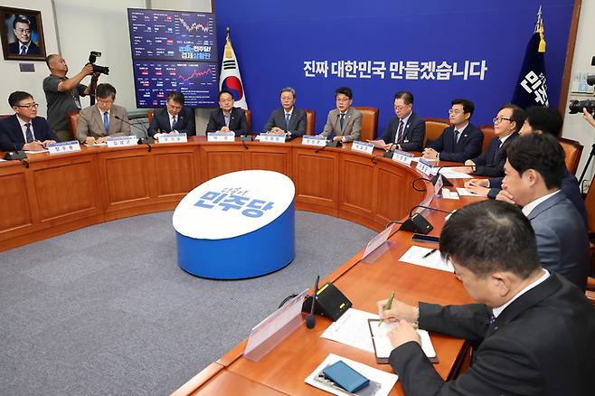 더불어민주당 진성준 정책위의장이 30일 서울 여의도 국회에서 상법 개정안 추진과 관련해 경제계 의견을 수렴하기 위해 경제6단체 부회장단과 간담회를 하고 있다. 간담회에는 박일준 대한상공회의소 상근부회장, 김창범 한국경제인협회 상근부회장, 이동근 한국경영자총협회 상근부회장, 장석민 한국무역협회 전무, 오기웅 중소기업중앙회 상근부회장, 이호준 한국중견기업연합회 상근부회장, 정우영 한국상장사협회 부회장 등이 참석했다. 연합뉴스