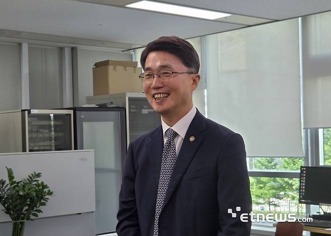 류제명 과기정통부 제2차관이 30일 오후 정부세종청사 기자실을 방문해 출입기자단과 이야기를 나누고 있다.