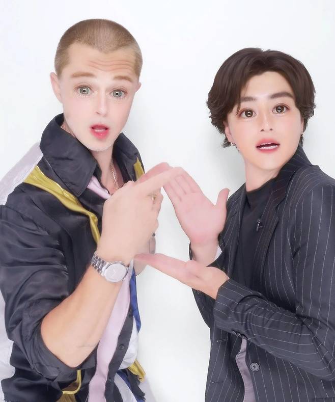 일본가서 스티커사진 찍은 브래드피트