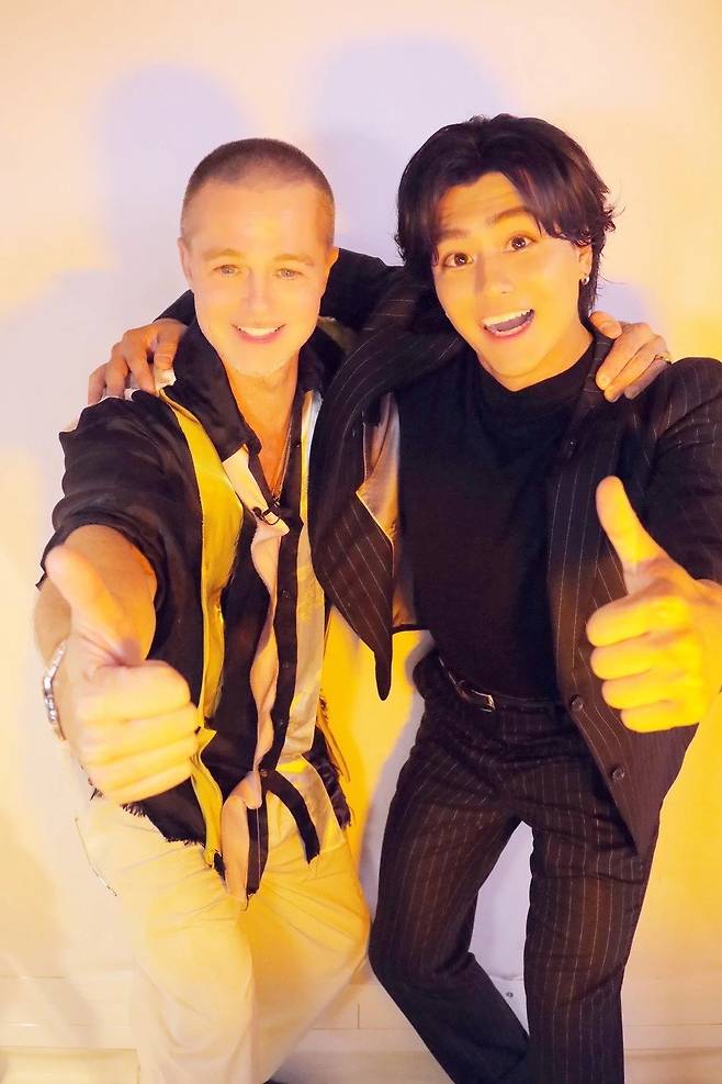 일본가서 스티커사진 찍은 브래드피트