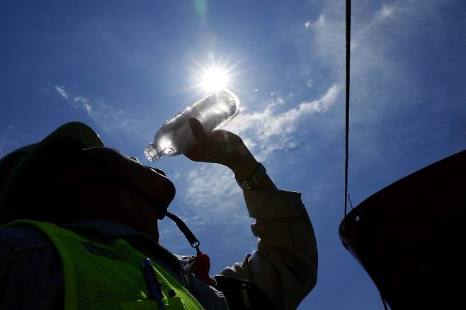조선소 근로자가 냉동 생수로 더위를 식히고 있다. 삼성중공업 제공