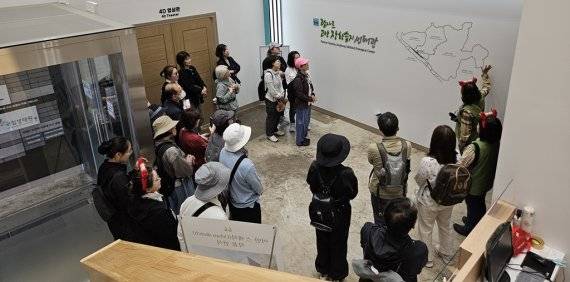 지난 5월 경기도가 장항습지에서 지역 주민과 해설사, 교사 등을 대상으로 'DMZ 생태 보전 리더 양성 교육'을 실시했다. 경기도 제공