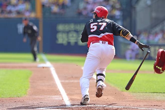 KIA 타이거즈 고종욱이 치리노스를 상대로 안타를 때려내고 있다.KIA 타이거즈 제공