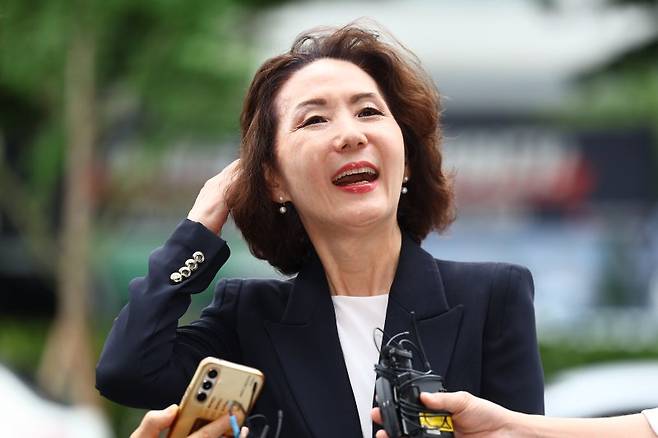 이진숙 교육부 장관 후보자 출근길 질의응답 (서울=연합뉴스) 서대연 기자 = 이진숙 사회부총리 겸 교육부 장관 후보자가 30일 오전 서울 여의도 한국교육시설안전원에 마련된 인사청문회 준비 사무실로 출근하며 취재진과 질의응답하고 있다. 2025.6.30 dwise@yna.co.kr (끝)