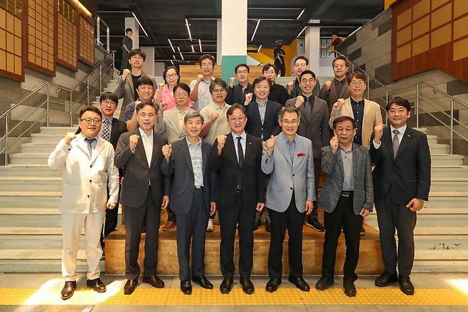 동아대 공과대학 발전기금 전달식 참석자들이 기념촬영을 하고 있다. 동아대 제공