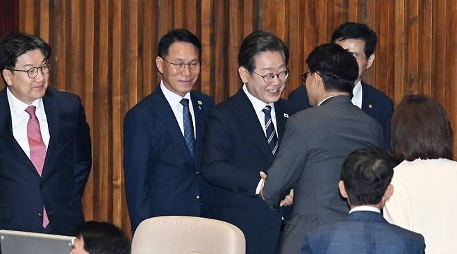 (서울=뉴스1) 국회사진기자단 = 이재명 대통령이 26일 국회에서 추가경정예산안 시정연설을 마친 뒤 윤상현 국민의힘 의원과 악수하고 있다. 2025.6.26/뉴스1 /사진=뉴스1화상