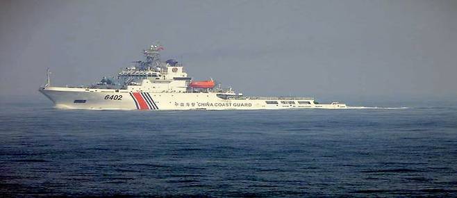 지난 2월 26일 한국 해양조사선 온누리호가 중국의 철제 구조물에 접근하자 출동한 중국 해경 함정 6402호. 해수부·유용원 의원실 제공