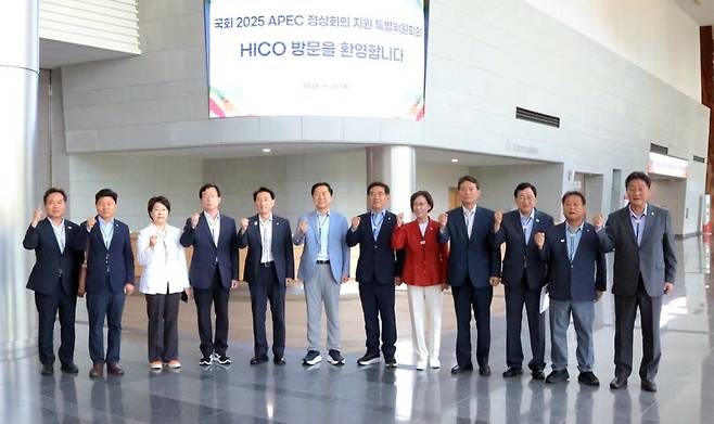 국회 2025 아시아태평양경제협력체(APEC) 정상회의 지원 특별위원회가 6월 30일 2025년 APEC이 개최되는 경주를 찾아 파이팅을 외치고 있다. 경북도 제공