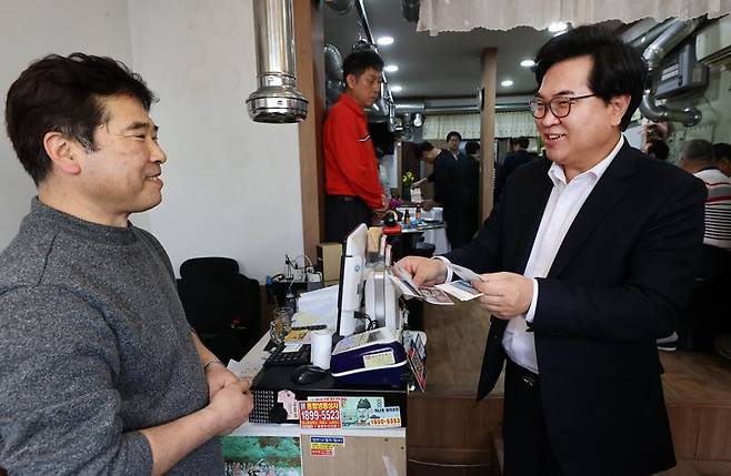 박일하 동작구청장(오른쪽)이 지난 4월 신대방1동 온누리길 골목형 상점가에서 온누리상품권을 사용하고 있다. /사진=동작구 제공