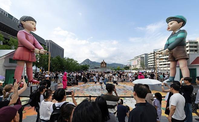 지난 29일 오후 서울 세종대로 광화문광장에서 '2025 K콘텐츠 서울여행주간: 소울스팟을 찾아라' 행사의 일환으로 마련된 넷플릭스 오징어 게임 체험존에서 시민들이 단체 줄넘기를 하고 있다. 뉴스