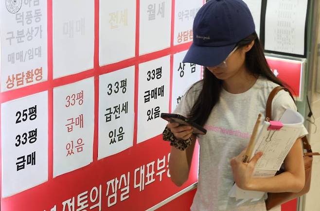 [서울=뉴시스] 황준선 기자 = 30일 서울 시내 한 부동산에 급매물 광고가 게시돼 있다. 정부가 6·27 대책을 통해 수도권 주택담보대출(주담대) 한도를 6억원으로 낮추면서 서울 부동산 시장이 얼어붙고 있다. 특히 주담대를 활용한 갈아타기 수요가 많았던 '한강벨트'는 다른 지역에 선매수를 해 집을 처분해야 하는 매도인들이 호가보다 낮게 조정해 급매를 내놓는 등 빠르게 관망세로 돌아서는 모습을 보이고 있다. 2025.06.30. hwang@newsis.com /사진=뉴시스