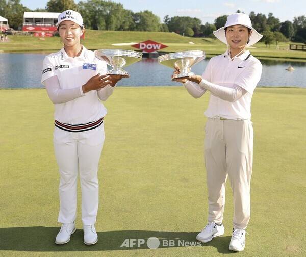 2025년 미국여자프로골프(LPGA) 투어 2인 1조 팀 경기인 다우 챔피언십 우승을 차지한 이소미, 임진희 프로가 우승 트로피를 들고 기념 촬영하는 모습이다. 사진제공=ⓒAFPBBNews = News1 (사진을 무단으로 사용하지 마십시오)