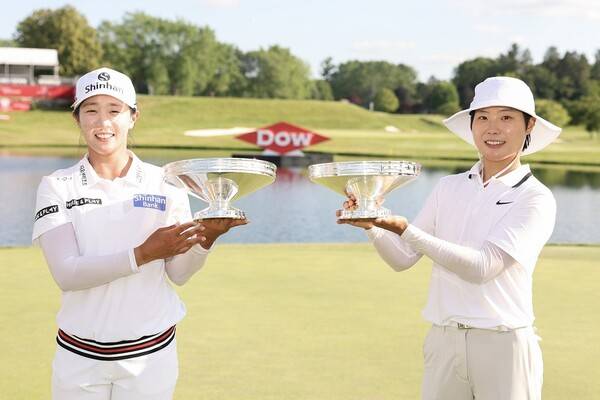 2025년 미국여자프로골프(LPGA) 투어 2인 1조 팀 경기인 다우 챔피언십 우승을 차지한 이소미, 임진희 프로가 우승 트로피를 들고 기념 촬영하는 모습이다. 사진제공=Getty_LPGA