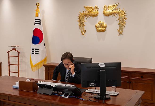 이재명 대통령이 서울 용산구 대통령실 청사 집무실에서 로렌스 웡 싱가포르 총리와 전화 통화를 하고 있다. 2025.6.30 (ⓒ뉴스1, 무단 전재-재배포 금지)