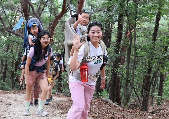 베이비 하이킹 클럽 회원들이 19일 오후 경기도 남양주시 불암산 애기봉에 오르고 있다. 백소아 기자 thanks@hani.co.kr