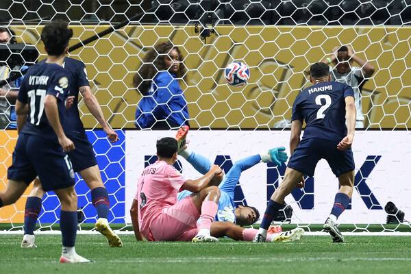 파리 생제르맹의 풀백 아슈라프 하키미(2번)가 30일(한국시각) 열린 2025 피파 클럽 월드컵 16강전에서 인터 마이애미를 상대로 팀의 4번째 골을 터트리고 있다. 애틀랜타/AFP 연합뉴스