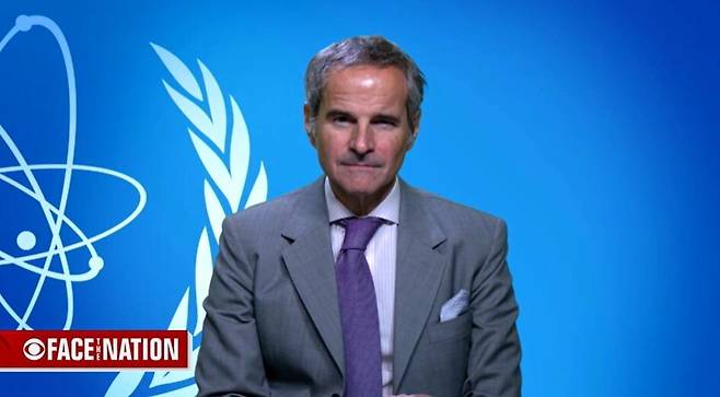 지난 27일(현지시각) 라파엘 그로시 국제원자력기구(IAEA) 사무총장이 미국 시비에스 방송에 출연해 인터뷰를 하고 있다. 이 방송은 29일(현지시각) 방송됐다. 방송 화면 갈무리