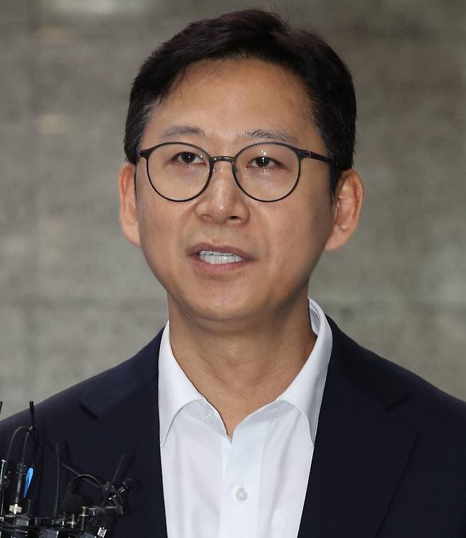 배경훈 과학기술정보통신부 장관 후보자가 24일 서울 종로구 광화문우체국에 마련된 인사청문회 준비 사무실로 출근하며 취재진의 질문에 답하고 있다. 연합뉴스