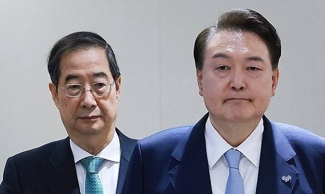 2024년 3월 26일 당시 윤석열 대통령과 한덕수 국무총리가 서울 용산 대통령실 청사에서 열린 국무회의에 입장하고 있다.  연합뉴스
