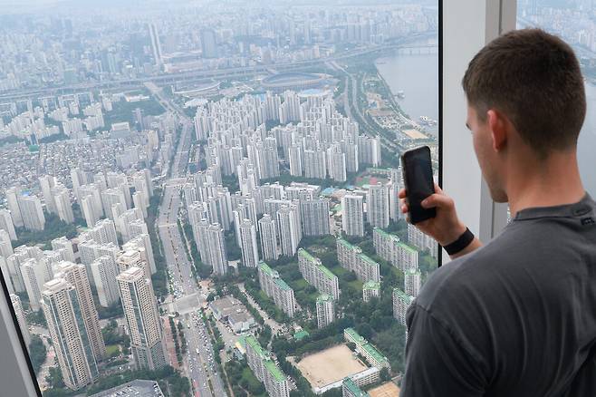 2025년 6월29일 서울 송파구 롯데월드타워 전망대 서울스카이에서 바라본 서울 시내 아파트 단지 모습. 연합뉴스