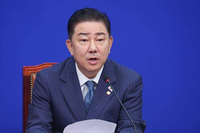김병기 더불어민주당 대표 직무대행 겸 원내대표가 30일 국회에서 열린 최고위원회의에 참석해 모두 발언을 하고 있다. 뉴스1