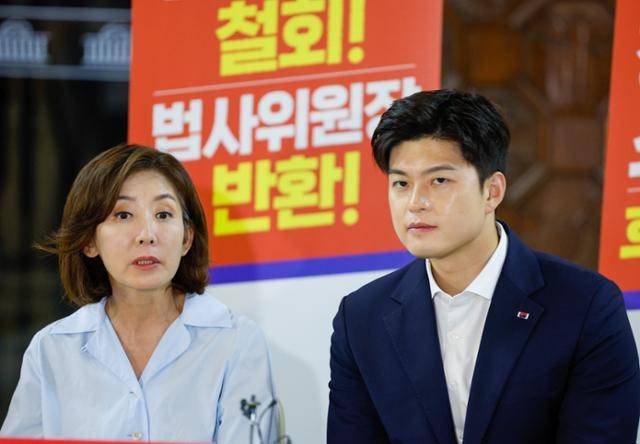 김용태(오른쪽) 국민의힘 비상대책위원장이 29일 국회 로텐더홀에서 김민석 국무총리 후보자 지명 철회와 법제사법위원장 야당 반환을 요구하며 농성 중인 나경원 의원을 찾아 대화하고 있다. 뉴스1