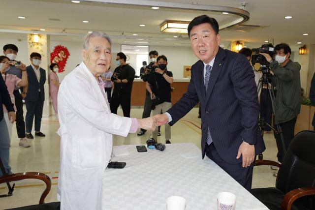2023년 5월 이범석(오른쪽) 청주시장이 조임호 청주병원 대표이사를 만나 병원의 자진 철거 협의를 마친 뒤 악수를 하고 있다. 병원 이전 문제로 꽉 막혔던 청주시 신청사 건립은 이 만남을 계기로 사업 추진에 급물살을 타게 된다. 청주시 제공