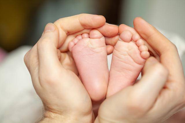 아기의 발을 감싼 부모의 두 손으로 출생의 기쁨을 표현한 사진. 게티이미지뱅크