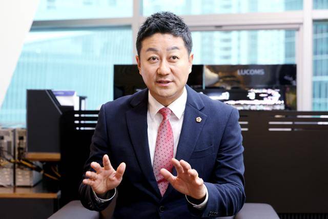 김진경 경기도의회 의장이 경기 수원시 영통구 도의회 집무실에서 의회 운영 방안 등을 밝히고 있다. 경기도의회 제공