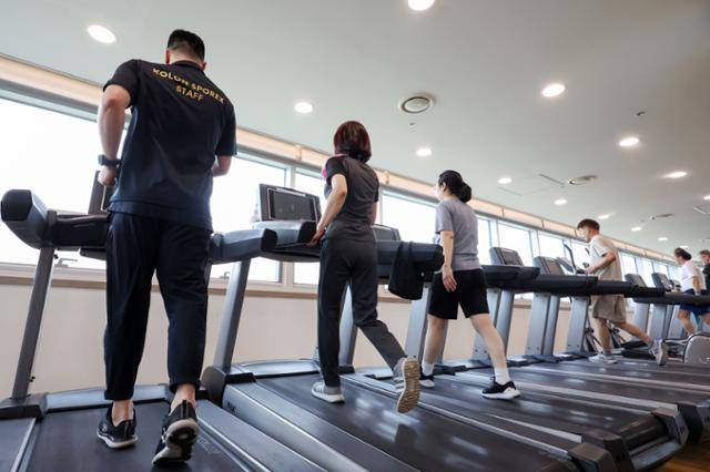 30일 서울 서초구 방배열린문화센터에서 시민들이 운동을 하고 있다. 뉴스1