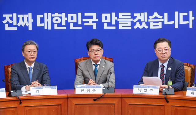 진성준(가운데) 더불어민주당 정책위의장이 30일 서울 여의도 국회에서 열린 더불어민주당-경제 6단체 상법 개정 간담회에서 다른 참석자의 모두 발언을 듣고 있다. 왼쪽부터 김창범 한국경제인협회 부회장, 진 의장, 박일준 대한상공회의소 상근부회장. 뉴스1