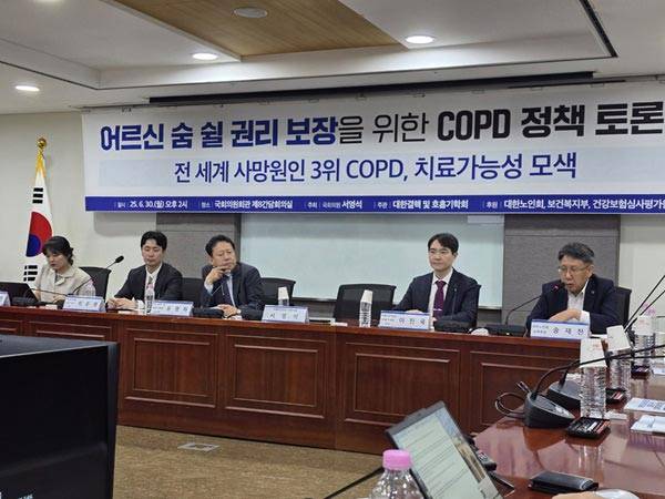 패널토론이 진행되는 모습. 대한노인회 송재찬 사무국장(맨 오른쪽)이 발언하고 있다./사진=정준엽 기자