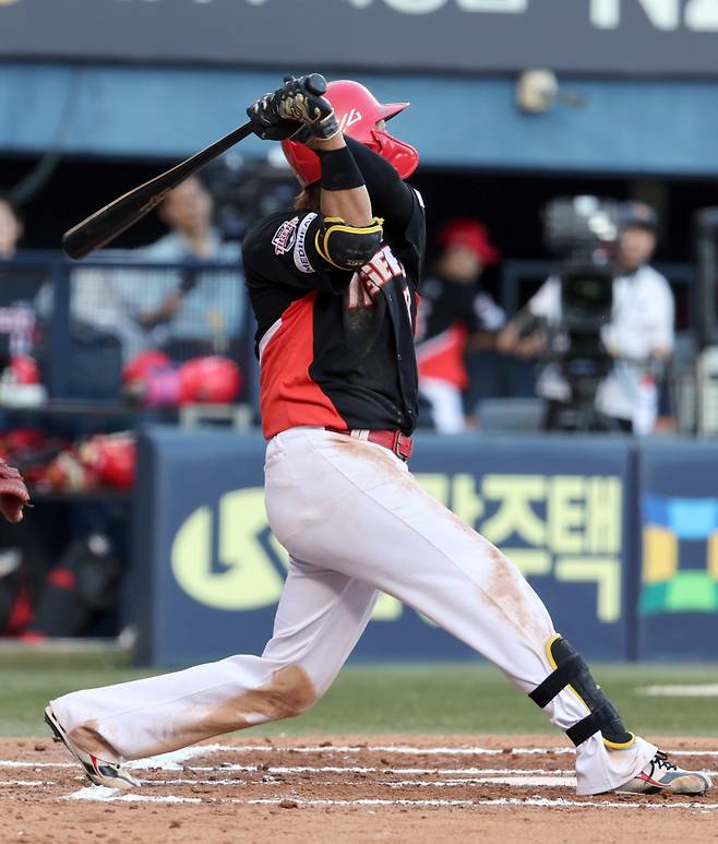 29일 오후 잠실야구장에서 열린 2025 프로야구 KIA와 LG 경기. KIA 고종욱이 6회 1타점 동점 2루타를 날리고 있다. 잠실=정시종 기자 capa@edaily.co.kr /2025.06.29.