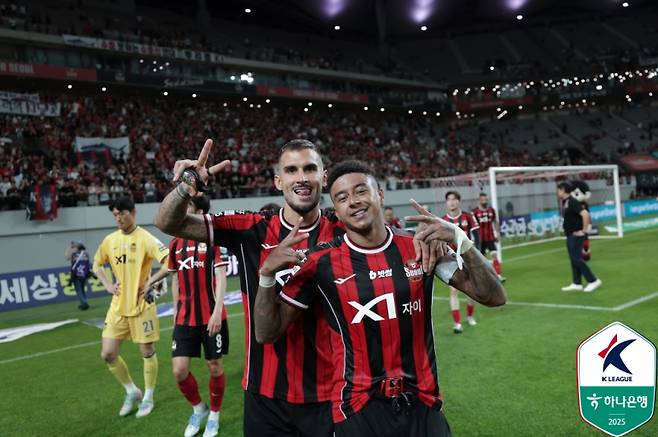 린가드(오른쪽)와 둑스. 사진=프로축구연맹