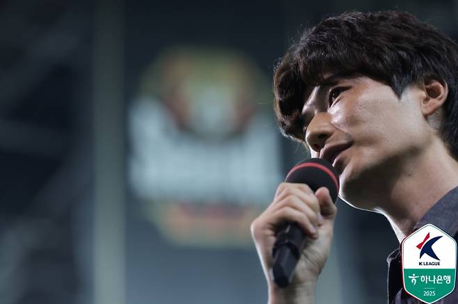 서울 팬들에게 마지막 인사를 한 기성용. 사진=프로축구연맹