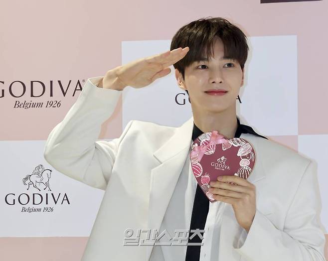 배우 송강이 6일 오전 서울 서초구 초콜릿매장에서 열린 벨기에 프리미엄 초콜릿 브랜드 고디바(GODIVA) 프로모션 행사에 참석했다. 송강이 포토타임을 갖고있다. 정시종 기자 capa@edaily.co.kr /2024.02.06.