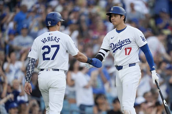 <yonhap photo-2950=""> Los Angeles Dodgers' Miguel Vargas, left, celebrates with designated hitter Shohei Ohtani after scoring off a single hit by Austin Barnes during the fourth inning of a baseball game against the Arizona Diamondbacks, Thursday, July 4, 2024, in Los Angeles. Chris Taylor also scored. (AP Photo/Ryan Sun)/2024-07-05 11:59:37/ <저작권자 ⓒ 1980-2024 ㈜연합뉴스. 무단 전재 재배포 금지, AI 학습 및 활용 금지></yonhap>