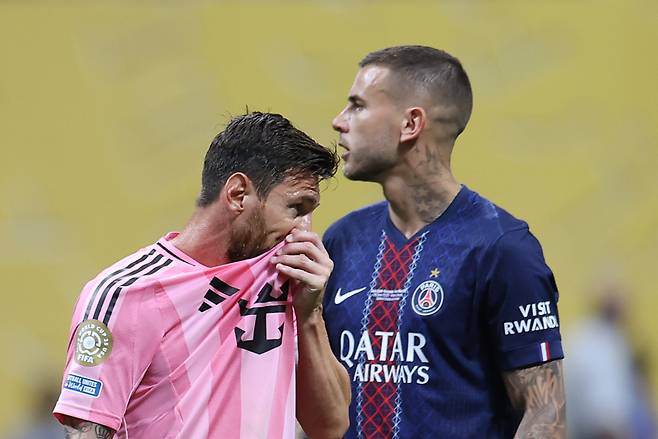 <yonhap photo-2873=""> (250630) -- ATLANTA, June 30, 2025 (Xinhua) -- Lionel Messi (L) of Inter Miami CF reacts during the round of 16 match between Paris Saint-Germain (FRA) and Inter Miami CF (USA) at the FIFA Club World Cup 2025 at the Mercedes-Benz Stadium, Atlanta, Georgia, the United States, June 29, 2025. (Xinhua/Li Ming)/2025-06-30 12:18:24/ <저작권자 ⓒ 1980-2025 ㈜연합뉴스. 무단 전재 재배포 금지, AI 학습 및 활용 금지></yonhap>