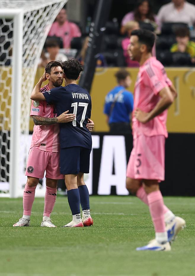 <yonhap photo-2874=""> (250630) -- ATLANTA, June 30, 2025 (Xinhua) -- Lionel Messi (L) of Inter Miami CF hugs with Vitinha of Paris Saint-Germain after the round of 16 match between Paris Saint-Germain (FRA) and Inter Miami CF (USA) at the FIFA Club World Cup 2025 at the Mercedes-Benz Stadium, Atlanta, Georgia, the United States, June 29, 2025. (Xinhua/Li Ming)/2025-06-30 12:18:25/ <저작권자 ⓒ 1980-2025 ㈜연합뉴스. 무단 전재 재배포 금지, AI 학습 및 활용 금지></yonhap>