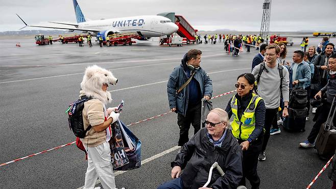 그린란드 누크 공항에 착륙한 유나이티드항공의 첫 직항편 승객들 [연합뉴스 자료사진/AFP 제공]