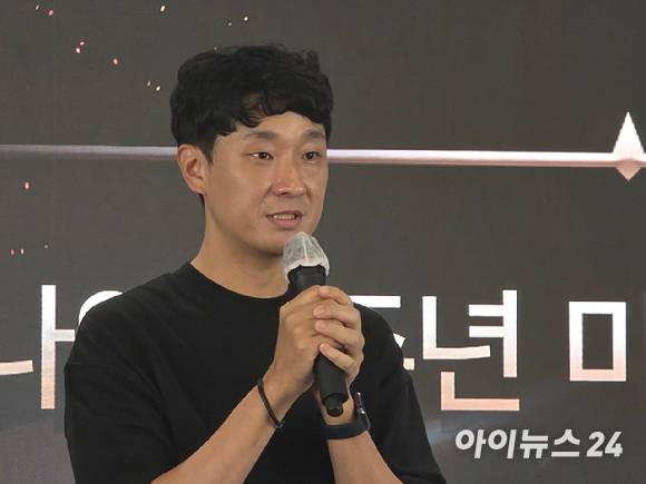 한재영 스마일게이트 이사가 지난 24일 경기 성남시에 위치한 스마일게이트 메가포트지점에서 열린 '로드나인' 1주년 기자간담회에서 발언하고 있다. [사진=박정민 기자]