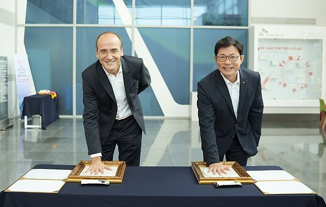 안재용 SK바이오사이언스 사장(오른쪽)과 사노피 토마스 트리옹프 백신 사업 부문 수석 부사장이 준공 기념 핸드프린팅을 진행하고 있다. [사진=SK바이오사이언스 제공]