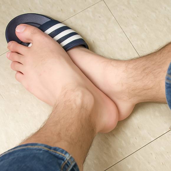 발냄새가 심한 사람도 모기에 잘 물릴 수 있다. 사진은 AI로 생성한 이미지. [사진=챗GPT]