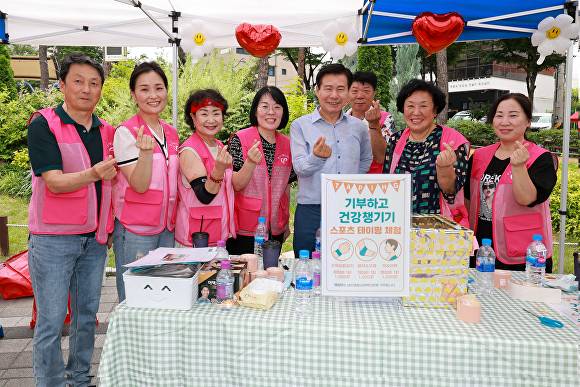 류규하 중구청장과 2025 남산어울림한마당 참석자들이 기념촬영을 하고 있다 [사진=중구청]