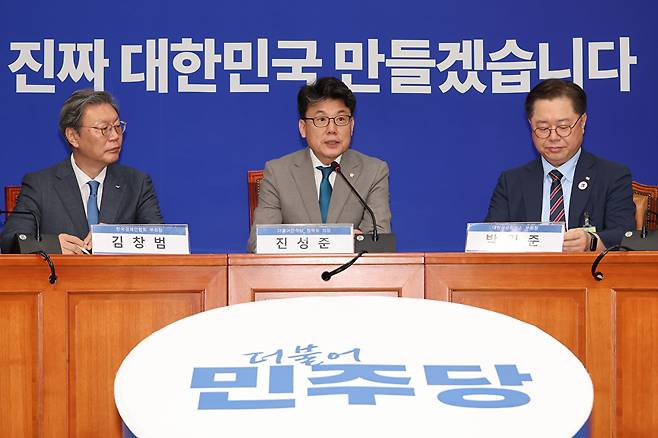 더불어민주당 진성준 정책위의장이 30일 서울 여의도 국회에서 상법 개정안 추진과 관련해 경제계 의견을 수렴하기 위해 경제6단체 부회장단과 간담회를 하고 있다.이날 간담회에는 박일준 대한상공회의소 상근부회장, 김창범 한국경제인협회 상근부회장, 이동근 한국경영자총협회 상근부회장, 장석민 한국무역협회 전무, 오기웅 중소기업중앙회 상근부회장, 이호준 한국중견기업연합회 상근부회장, 정우영 한국상장사협회 부회장 등이 참석했다. 2025.6.30 [사진=연합뉴스]