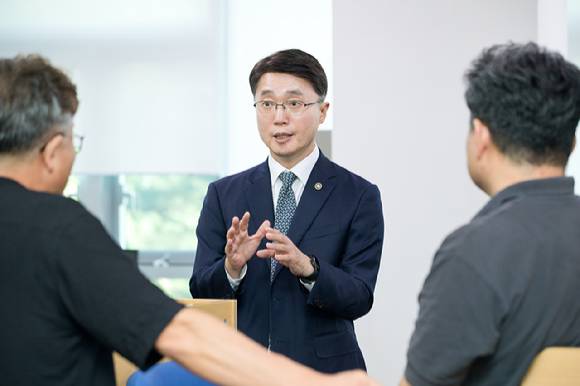류제명 과기정통부 2차관이 30일 정부세종청사 과기정통부 기자실을 찾아 출입기자들과 이갸기를 나누고 있다. [사진=과기정토부]