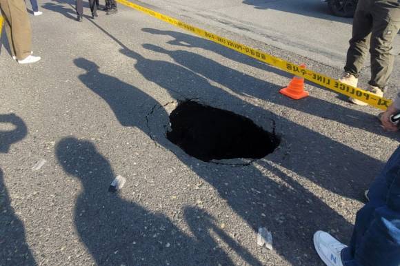 포항서 발생한 싱크홀 [사진=독자제공/연합뉴스]